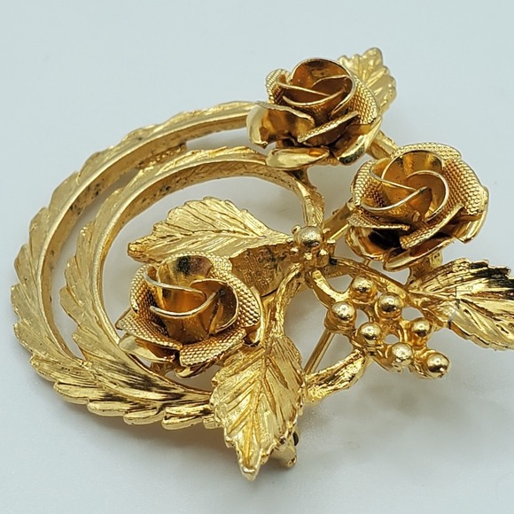 Coro Signed Gold Tone Rose Wreath Brooch Vintage Floral Pin 2" Classic Elegant - Picture 4 of 9